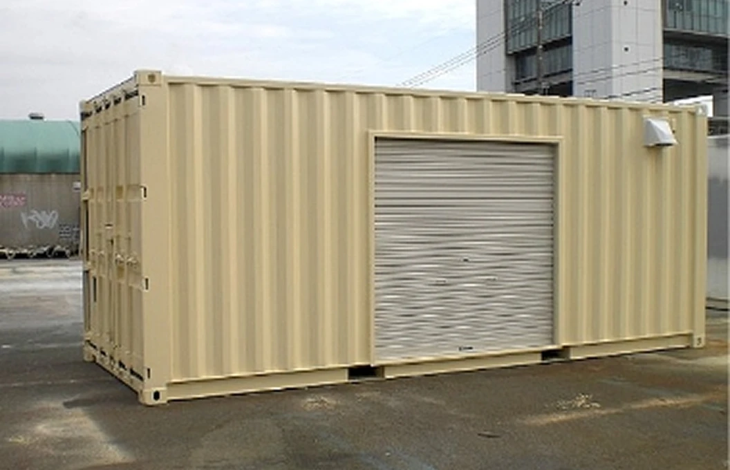 シャッター扉を備えたベージュ色のコンテナ倉庫
