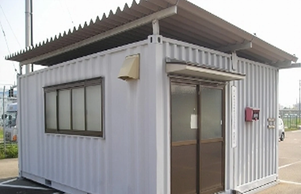 庇と窓を備えた小型のコンテナ事務所