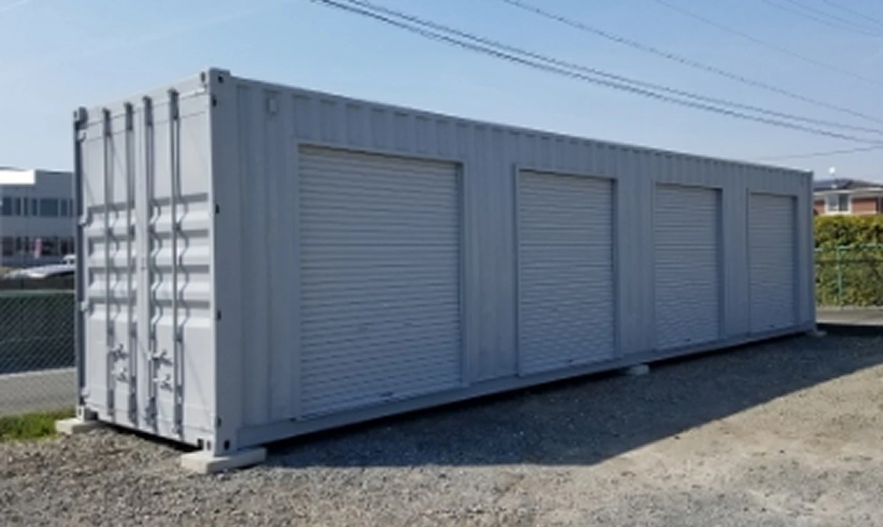 4つのシャッターを備えたグレーの収納用コンテナの外観