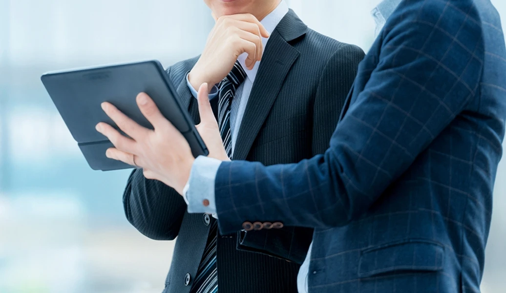 冷却装置を備えたコンテナ型の冷却室内部が青い光とミストに包まれている様子