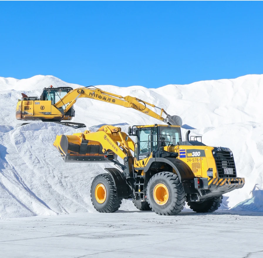 工場内で笑顔で会話するヘルメット姿の作業員